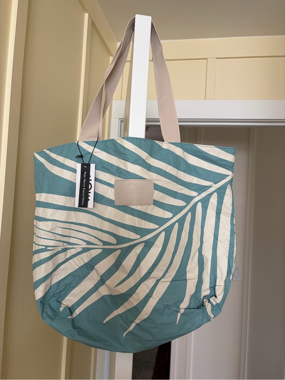 ALOHA Collection NWT Limited Edition Shade Day Tripper Tote bag